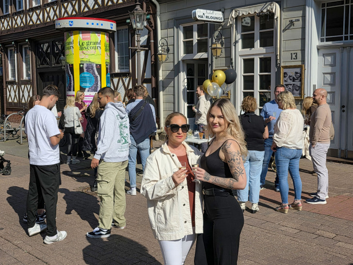 Isabell Üzümcü (links) und Nele Mielbrecht bei der Eröffnungsfeier am Sonntag. Zahlreiche Gäste konnten sich einen ersten Eindruck von den neuen Räumlichkeiten machen.