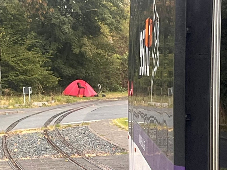 Mehrere Tage stand ein Zelt direkt an den Gleisen der Straßenbahn.
