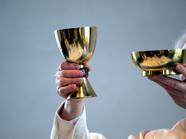 Katholischer Pfarrer in einer Messe (Archiv)