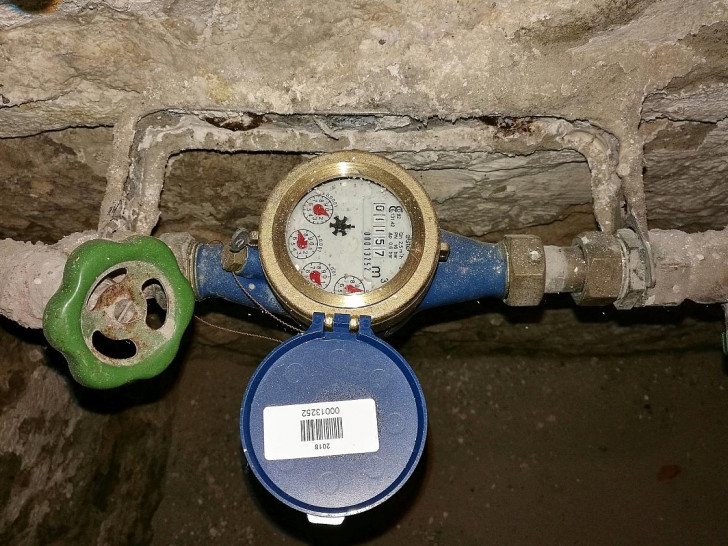 Absperrhahn und Wasseruhr in einem Altbaukeller (Archiv)