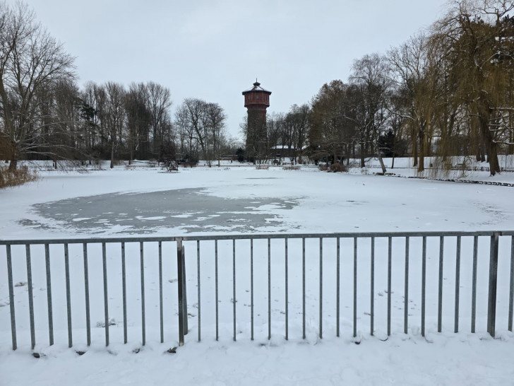 Der Stadtgraben ist derzeit mit Eis und Schnee bedeckt.