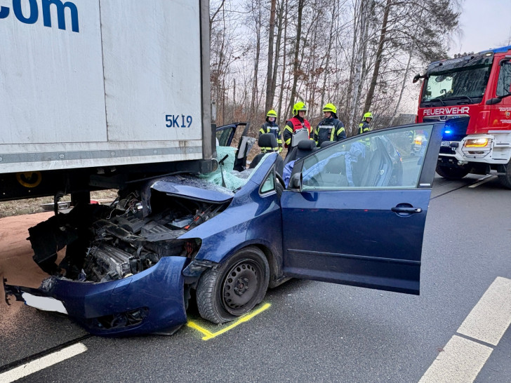 Der Golf hatte sich unter den LKW geschoben