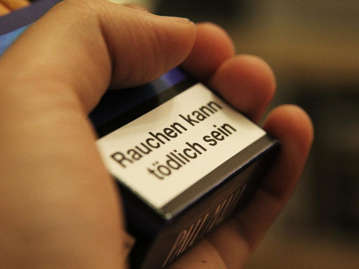 Raucherwarnung auf Zigarettenschachtel (Archiv)