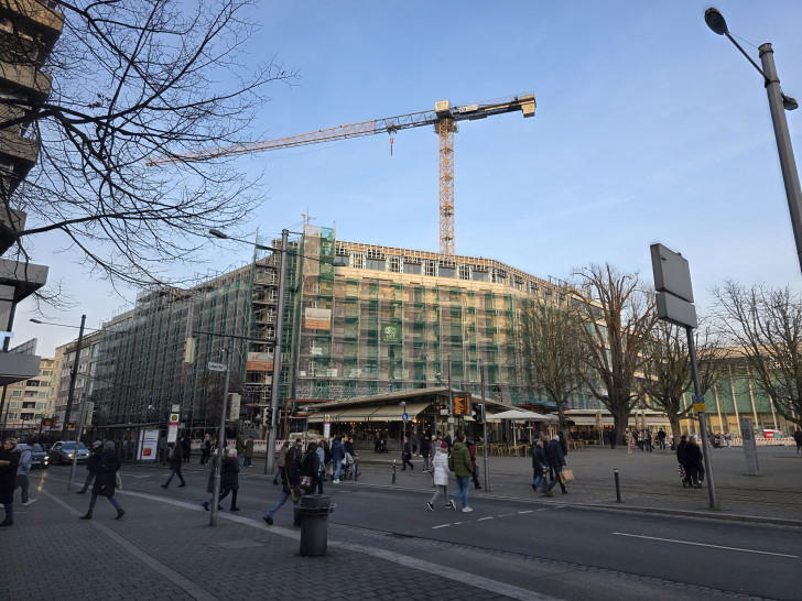Das Schlosscarree ist eine Baustelle, der Schwerlastkran wird jetzt abgebaut.