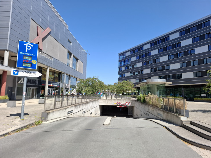 Die Einfahrt der Tiefgarage am Bahnhof.