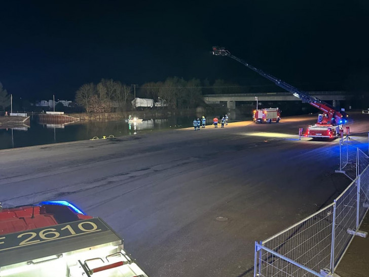  Aus bislang ungeklärter Ursache ist am späten Dienstagabend ein Auto in den Elbeseitenkanal gefahren. 