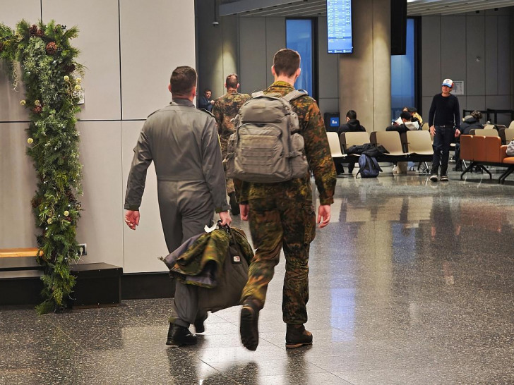 Deutsche Soldaten der Grönland-Mission beim Umstieg auf Island am 18.01.2026