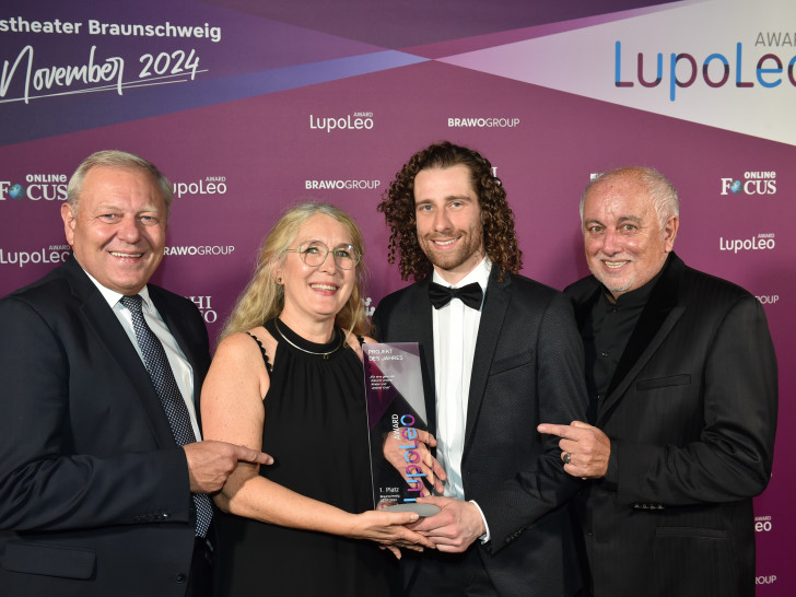 Die Sieger des „Projekt Award“ beim LupoLeo Award 2024: Ruth Retterath und Maximilian Doll (2. v. r.) von den „Recycling Roadies – CleanUp nach der Flut“ des Vereins Clean River Project e. V. aus Winningen mit den Initiatoren des Förderpreises Jürgen Brinkmann (l.) und Robert Lübenoff (r.).