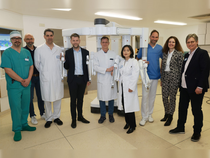 Meilenstein in der hochmodernen Chirurgie: Oberbürgermeister Dennis Weilmann (4. v. l.) gemeinsam mit Mitgliedern des Direktoriums sowie Chefärzte des Klinikums vor dem neuen da Vinci-Operationsroboter.