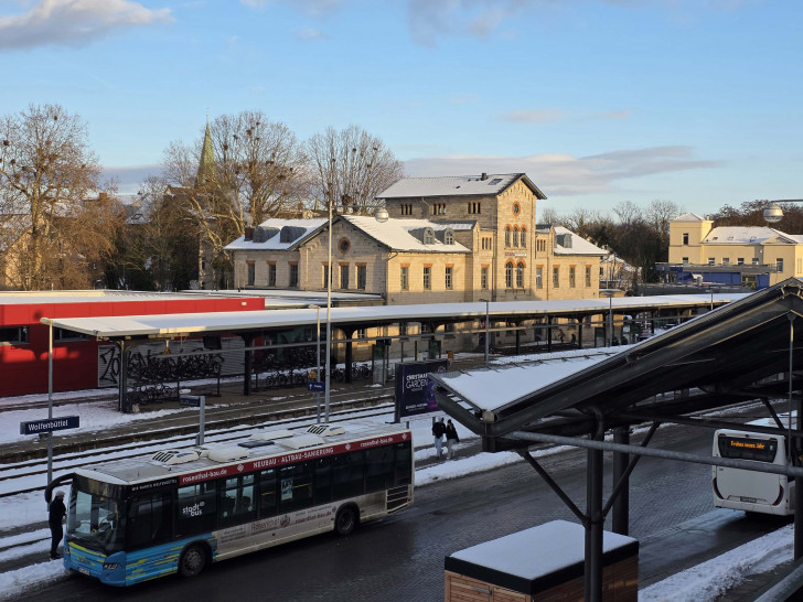 Mit dem City-Ticket der Deutschen Bahn können Reisende innerhalb eines bestimmten Geltungsbereichs mit Bus, S-Bahn, U-Bahn und Straßenbahn zum Bahnhof hin oder vom Bahnhof aus weiterfahren.
