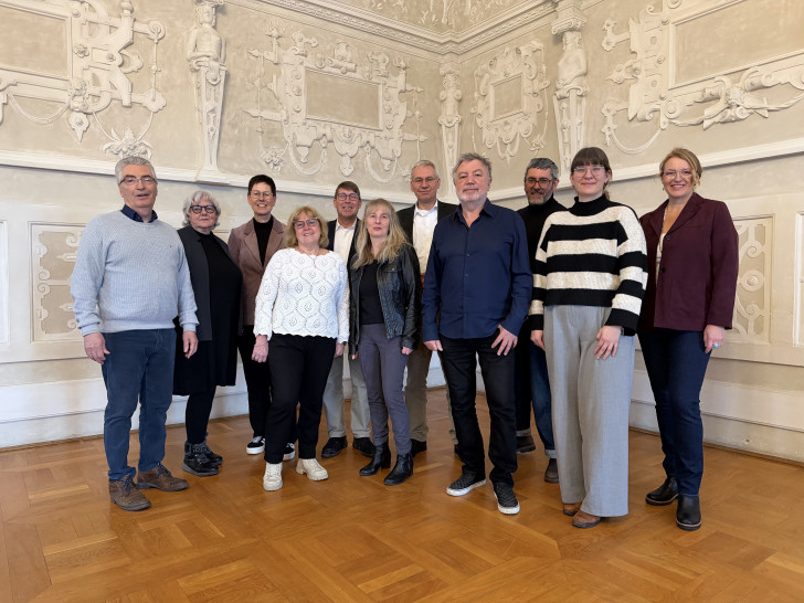 Vertreter*innen der Kulturinstitutionen im Schloss Wolfsburg stellten gemeinsam mit Kai-Uwe-Hirschheide, Erster Stadtrat und Kulturdezernent (hinten Mitte), und Andreas Meyer, Geschäftsbereichsleiter Kultur (fünfter von links), das neue Konzept der gemeinsamen Öffnungszeiten sowie Programm-Highlights 2026 vor.