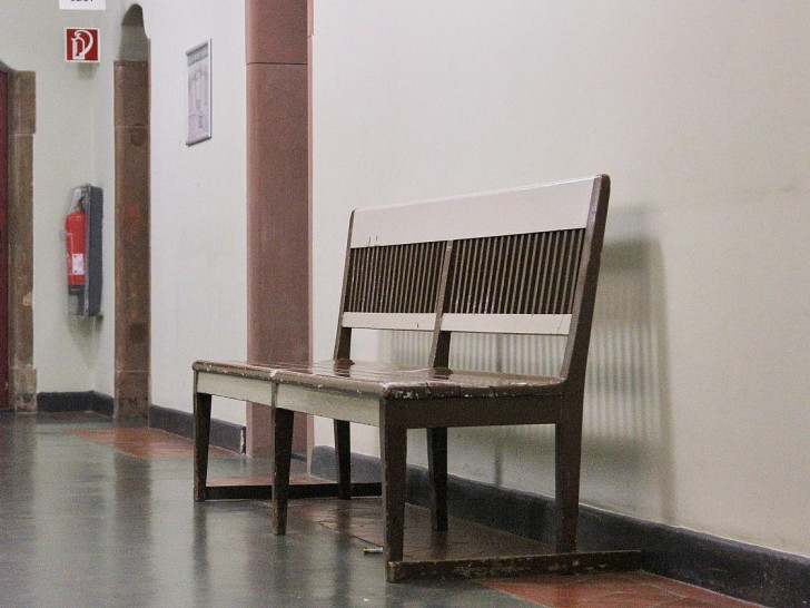 Sitzbank in einem Landgericht (Archiv)