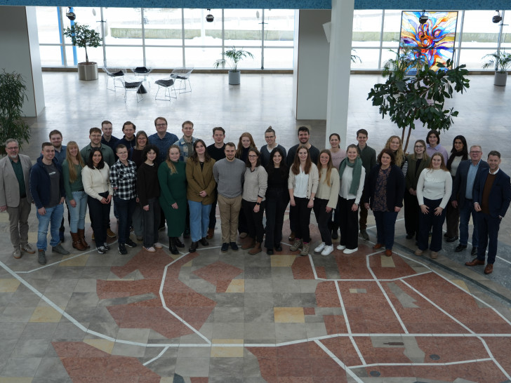 Oberbürgermeister Dennis Weilmann (rechts) begrüßt angehende Lehrkräfte im Wolfsburger Rathaus.