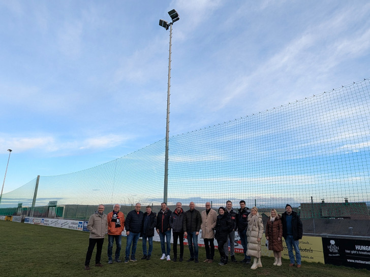 Die Flutlichtanlage auf dem Sportplatz in Immenrode ist nach vierwöchiger Bauzeit durch Oberbürgermeisterin Urte Schwerdtner (3. v. re.) kürzlich eröffnet worden.