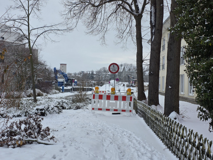 Der Weg zwischen dem Pflegewohnstift Steinhäuser Gärten und der Brücke an der Meesche ist gesperrt.