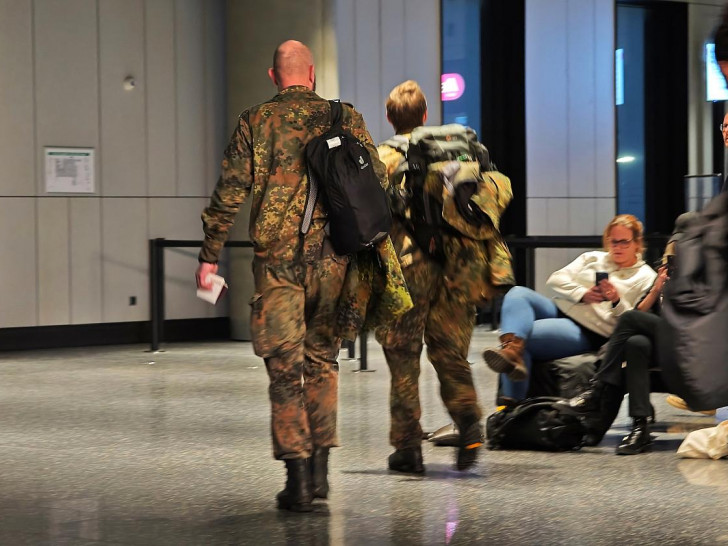 Deutsche Soldaten der Grönland-Mission beim Umstieg auf Island am 18.01.2026