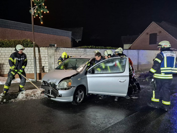 Das Auto war in eine Grundstücksmauer geprallt.