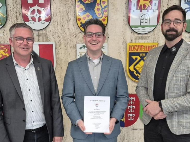 Andreas Bauer (links) bei der Urkundenübergabe an David Weise mit Obermeister Christian Malak (rechts).