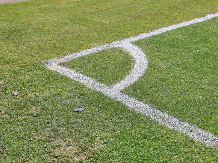 Ecke eines Fußballfelds (Archiv)