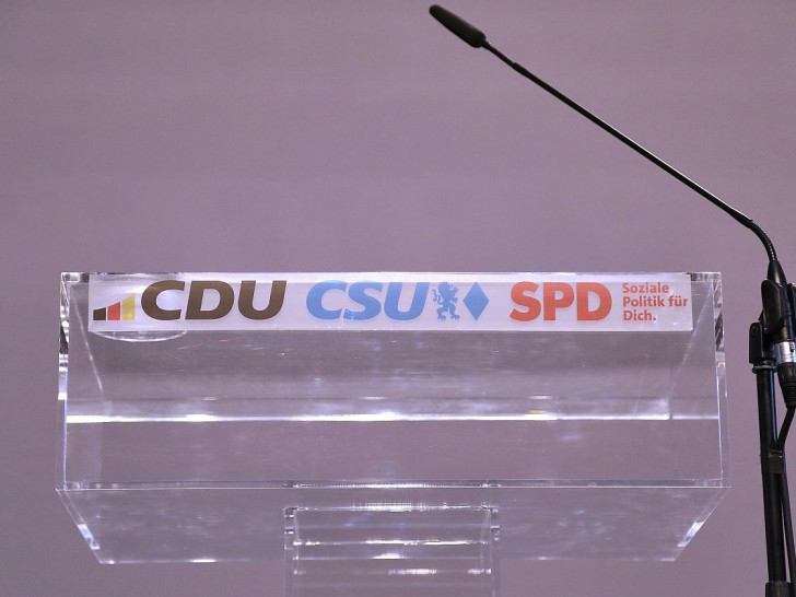 Rednerpult mit den Logos von CDU, CSU und SPD (Archiv)