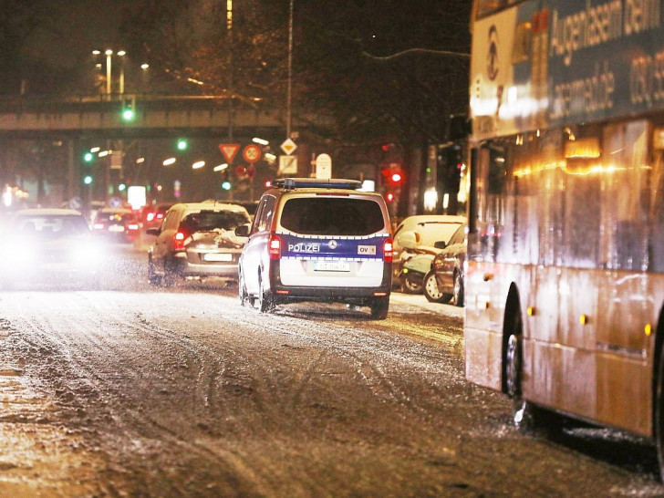Straßenverkehr unter winterlichen Bedingungen (Archiv)