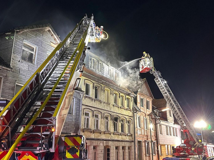 Drehleiter Grasleben und Helmstedt zur Brandbekämpfung