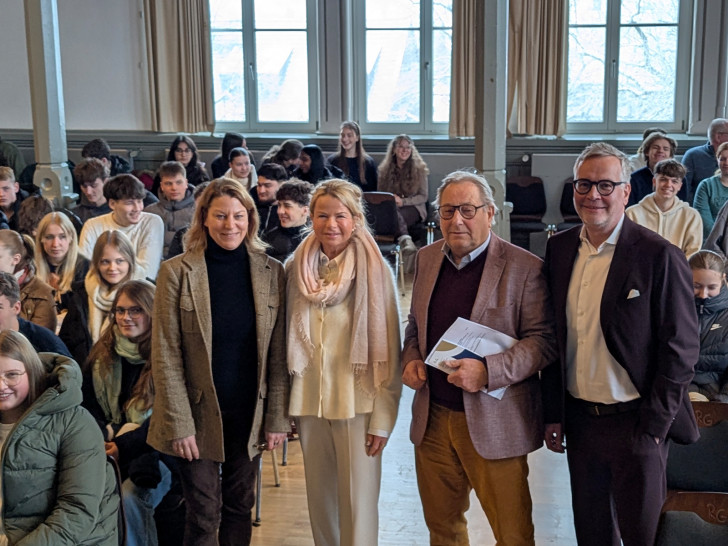 Ansgar Staudinger (v. re.), Helmut Trentmann, Urte Schwerdtner und Silke Köstler-Holste mit den Schülern des RG nach der Diskussionsrunde.