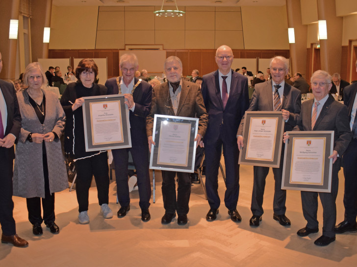 Gruppenbild mit Ehrenbürgern (v. l.): Christian Striese, Hildegard Schooß, Angelika Stramiello, Frank Klingebiel, Werner Kubitza, Heinz Jörg Fuhrmann, Peter-Jürgen Schneider, Wolfgang Schneider und Stefan Klein.
