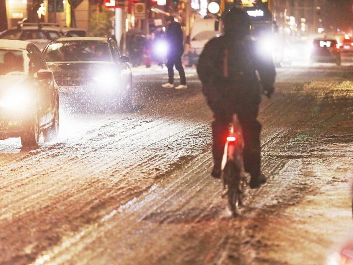 Straßenverkehr unter winterlichen Bedingungen in Berlin (Archiv)