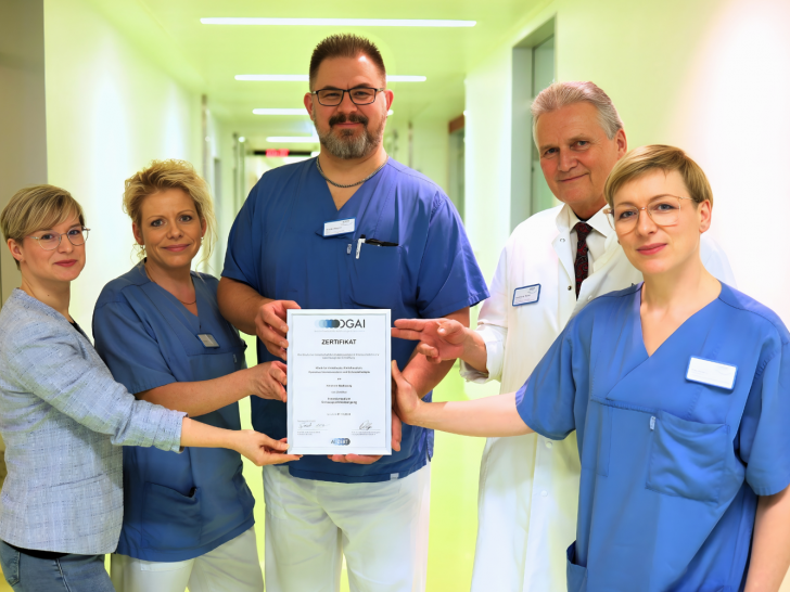 Besonderer Qualitätsnachweis für die Intensivstation des Klinikum Wolfsburg: (v. li. n. re.) Klinik-Assistenz Katja Kabierske, stellv. Stationsleitung Jill Engel, Oberarzt Dr. med. Nicolai Wiegand, Chefarzt Prof. Dr. med. Matthias Menzel und Stationsleitung Linda Exner.