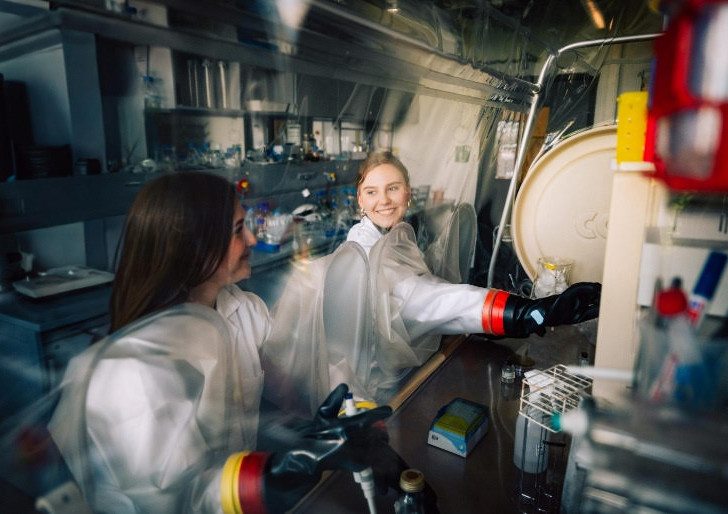 Studierende der Technischen Universität Braunschweig im Labor. 