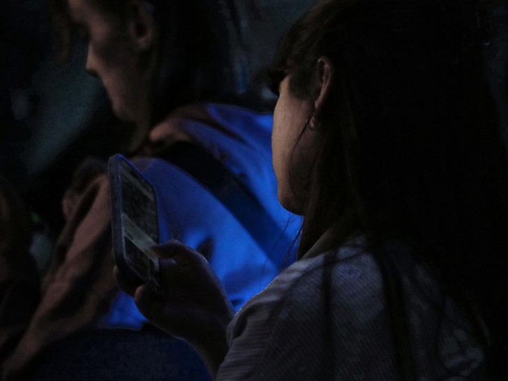 Junge Frau mit Smartphone (Archiv)