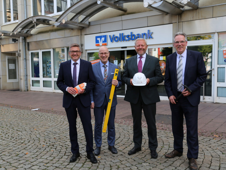 v. li.: Anfang September 2025 stellten Markus Wenk (Leiter Unternehmensservice), Stefan Honrath (Leiter der Direktion Peine), Jürgen Brinkmann (Vorstandsvorsitzender) und Ulf Müller (Geschäftsführer der BRAWO RE Building Solution GmbH) das Vorhaben für die Peiner Hauptstelle Am Markt 2 vor. Ende Januar starten die Umzugsarbeiten in die Übergangsstandorte.