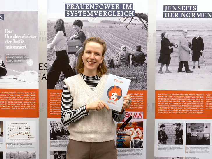 Kuratorin Clara Marz, Bundesstiftung zur Aufarbeitung der SED-Diktatur, vor der Ausstellung „Frauen im geteilten Deutschland“. 