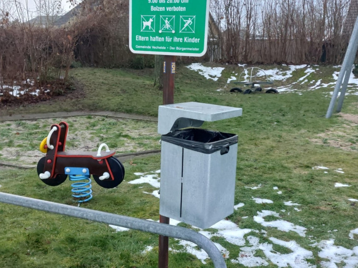 Ein neuer Abfallbehälter am Spielplatz „An der Waage“ in Vechelde.