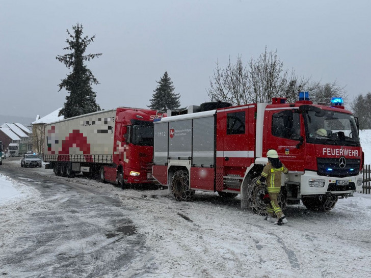 Die LKW wurden von der Feuerwehr abgeschleppt.