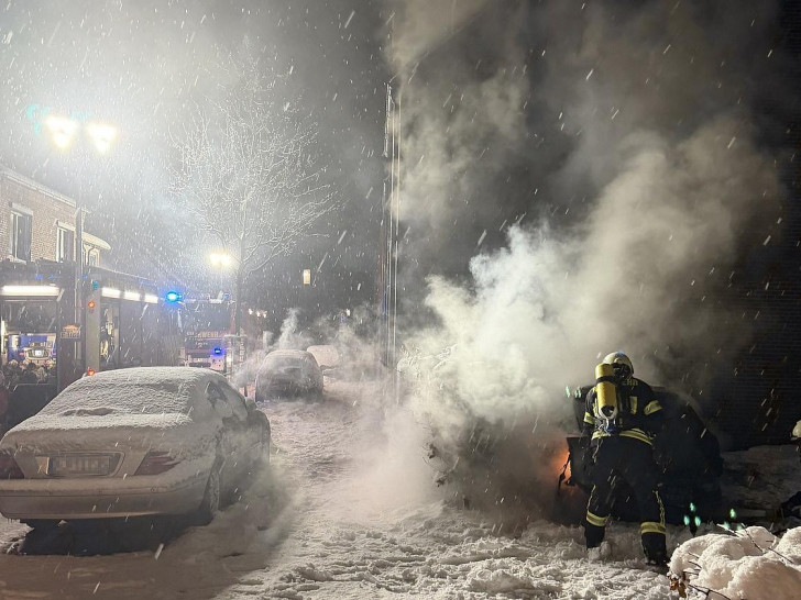 Fahrzeugbrand in dichtem Schneetreiben bekämpft