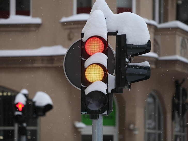 Verschneite Ampel (Archiv)