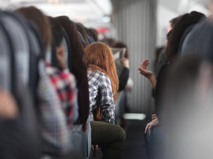 Rothaarige Frau in einem Flugzeug (Archiv)