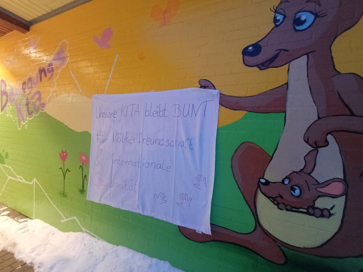 Die Kita-Mitarbeiter haben die Schmierereien schnell abgedeckt.