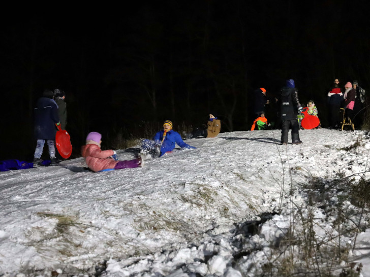 Die Freiwillige Feuerwehr ermöglichte diesen Winterspaß bei Nacht auf dem Crammer Rodelberg.