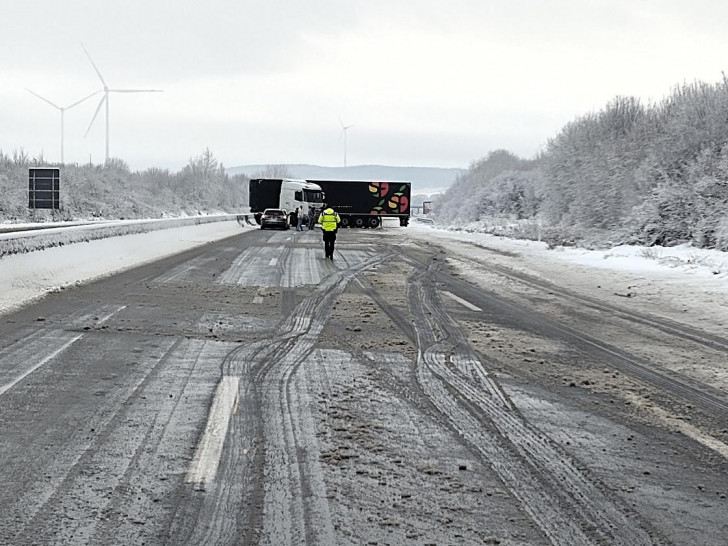 Verkehrsunfall auf der BAB 7 zwischen der AS Seesen und der AS Rhüden / Harz in Richtung Hannover