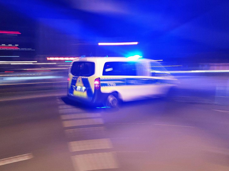 Polizeiauto mit Blaulicht bei Nacht