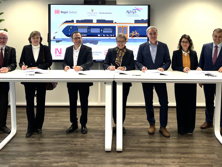 Vertragsunterzeichnung in Magdeburg - 3. v. rechts Verbandsdirektor Ralf Sygusch, links neben ihm Sachsen-Anhalts Verkehrsministerin Lydia Hüskens. 
