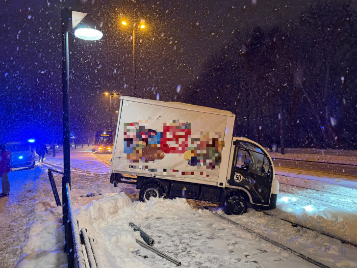 Das Fahrzeug war auf den Gleisen der Straßenbahn gelandet.