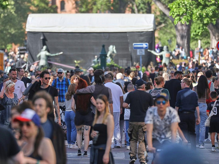 Menschen auf der Straße (Archiv)