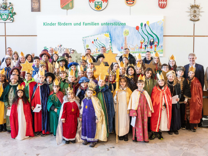 Oberbürgermeister Frank Klingebiel (2. v. re.) begrüßte die Salzgitteraner Sternensinger im Rathaus.