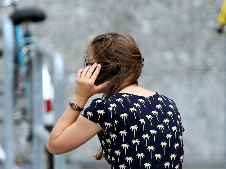 Junge Frau mit Handy (Archiv)