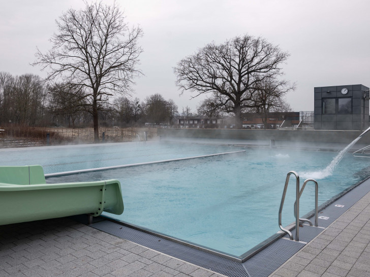 Das neue Ganzjahresbecken mit Rutsche.