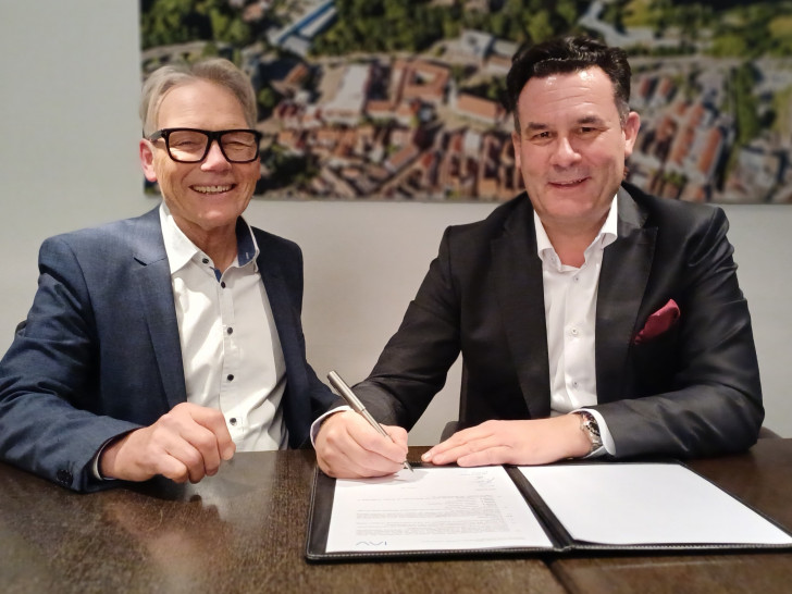 Michael Znamiec, Standortleiter IAV Gifhorn und Bürgermeister Matthias Nerlich